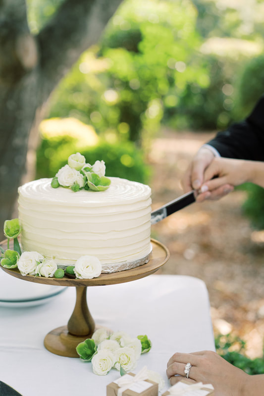 white wedding cake for classic wedding